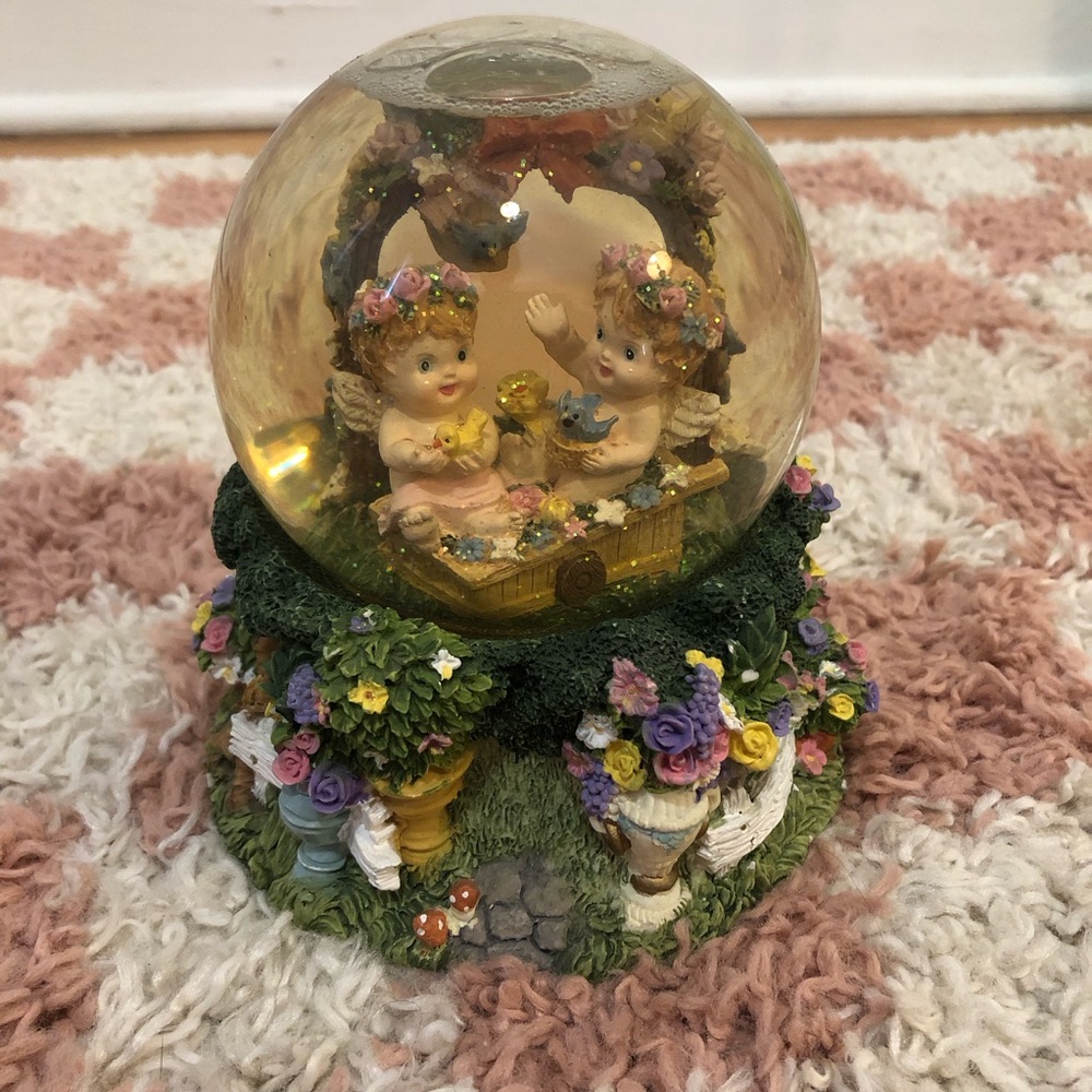 MUSIC BOX Cherub Sparkle Globe
